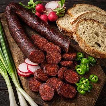 Miért kerül sertésszalonna a szarvaskolbászba?